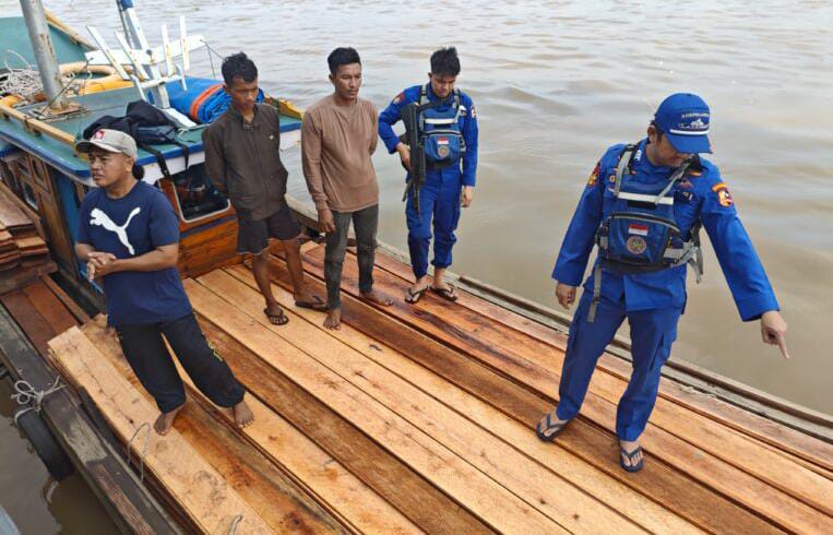 8 Ton Kayu Ilegal Di Tamjabbarat Berhasil Di Amankan Personil Polairud Baharkam Polri