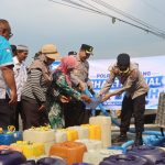 Dua Bulan kesulitan air bersih, Polres Semarang Salurkan 60 Ribu Liter Air Bersih untuk Warga Kemitir