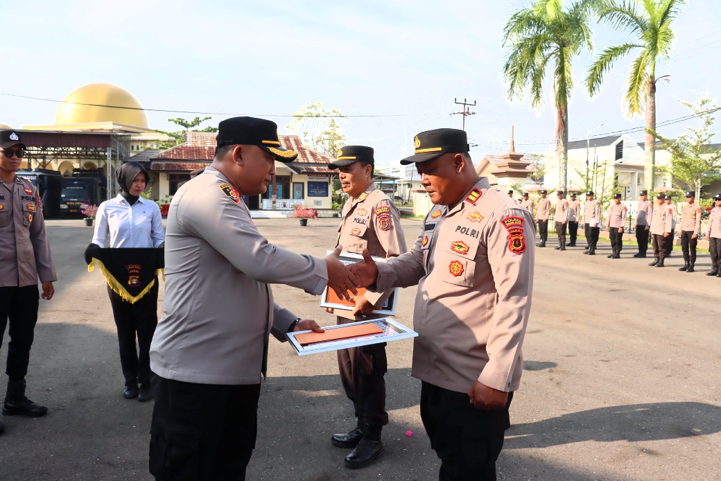 Beri Penghargaan Anggota Berprestasi, Kapolres Buat Motivasi Kerja Lebih Baik
