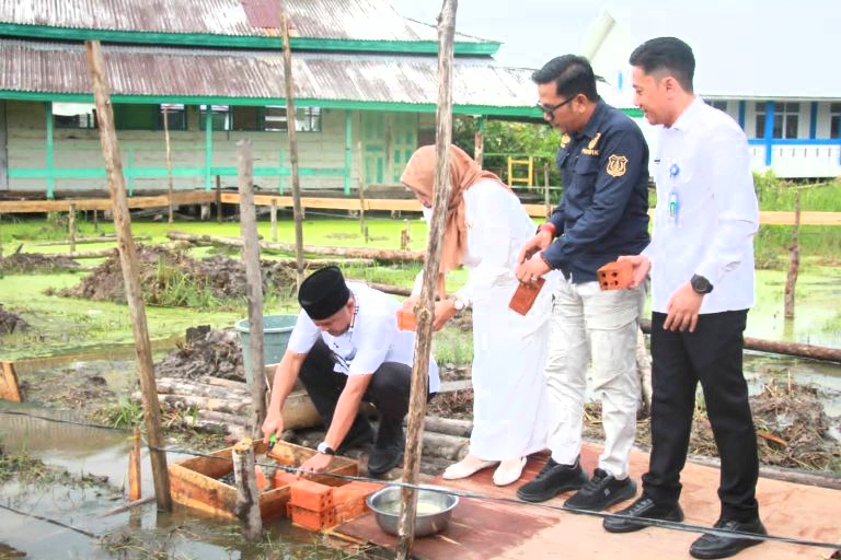 Sekda Hermansyah Hadiri Peletakan Batu Pertama Pembangunan Mushola SMKN 1 Tanjabbarat